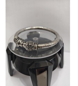 Elegante Brazalete Kada Plateado para Hombre y Mujer con Detalles Modernos, Regalo de Herencia Hindú de la India - Product Image 2