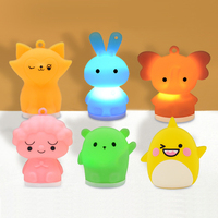 Mini lampe de poche LED personnalisée porte-clés veilleuse porte-clés petit ours en silicone lampe cadeau