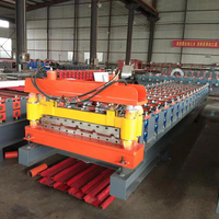 Toit en métal formant la machine