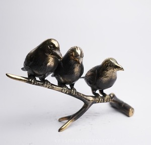 Oiseaux antiques faits à la main assis sur une branche Sculpture sculptée objet solide décoratif intérieur extérieur et pièce maîtresse - Product Image 5