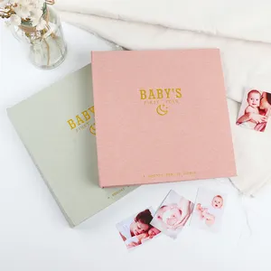 Copertina in lino rosa diario della neonata libro dei ricordi dell'album del primo anno del bambino