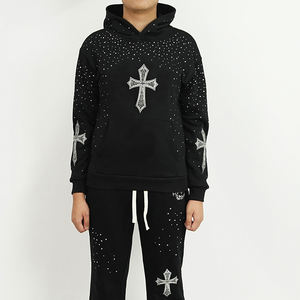 ชุดฮู้ดดี้โอเวอร์ไซส์สีดำสำหรับผู้ชาย สไตล์สตรีทแวร์ ผ้าฝ้าย 100% หนัก 500 กรัม ปักลาย 3 มิติแบบดิสเทรส พร้อมโลโก้ปักและประดับคริสตัล  สำหรับฤดูใบไม้ร่วง - Product Image 1