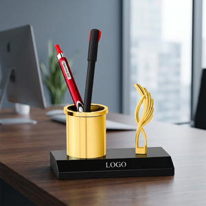 Trophée portable plaqué or avec porte-stylo gravé au laser et design abstrait pour organisateur de bureau promotionnel - Product Image 1