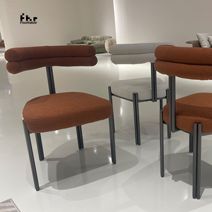 Chaise de salle à manger rembourrée en bouclette personnalisable, pieds en métal mat foncé, vente en gros pour projets hôteliers - Product Image 5