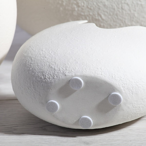 Vase à fleurs moderne en céramique blanche, design abstrait effet coquille d'œuf, finition mate, pour décoration de centre de table de mariage, style minimaliste, nouveau modèle. - Product Image 5