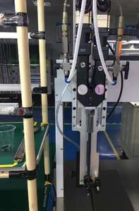 Posicionamiento preciso y dispensación rápida de varios adhesivos termosensibles con máquina dispensadora visual completamente automática - Product Image 4