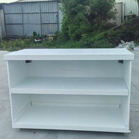 Idées de comptoir de bar de mariage blanc moderne, comptoir de réception personnalisé en surface solide pour événements commerciaux avec roulettes