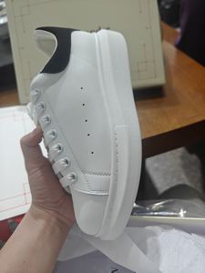 Zapatillas blancas de alta calidad hechas de cuero de vaca suave con cordones, adecuadas tanto para hombres como para mujeres, así como para parejas. - Product Image 6