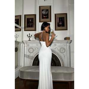 Robe de soirée longue blanche sans bretelles, coupe trapèze, taille empire avec décoration florale drapée, style fête, disponible en tailles XS à XL et grandes tailles - Product Image 1