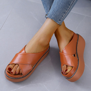Sandalias y Pantuflas de Mujer de Alta Calidad Suka Stocks Marrón Bronceado con Tiras Cruzadas, Tacón de Cuña, Plataforma Gruesa y Punta Abierta Redonda - Product Image 4