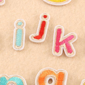 小さな鉄の刺繍アルファベットパッチ<span class=keywords><strong>1</strong></span>インチA-Z文字カラフルな刺繍パッチ子供服衣類 - Product Image 2
