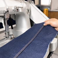 Machine à coudre automatique VMA pour jeans, avec système de coupe et alimentation par bras, dotée d'un capteur de reconnaissance pour matériaux lourds
