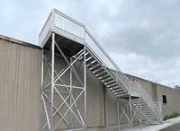 Escalier extérieur moderne en métal galvanisé au design industriel, marches droites, sûr et durable