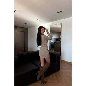 Vestido Casual de Invierno Mink Zurich, Diseño Sencillo con Estampado Sólido, Silueta Sexy en Línea A, Cintura Natural, Viscosa y Cachemira - Product Image 1