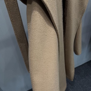 <span class=keywords><strong>Manteau</strong></span> en Laine de Chameau Rialto Modèle Classique Vintage avec Capuche, Effet Ondulé, Longueur <span class=keywords><strong>Mi</strong></span>-Longue, Coupe Ample et Décoration Lettres - Product Image 4