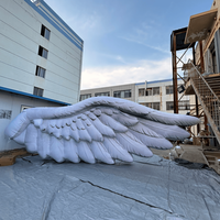 Poupée gonflable géante de 6 m avec cornes rouges et ailes en plumes blanches pour la décoration d'événements sur le thème d'Halloween