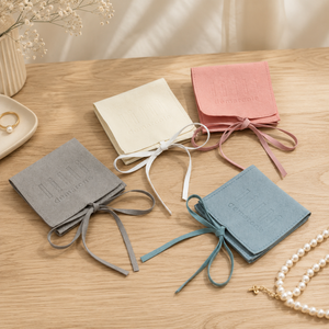 Pochette à bijoux personnalisée en microfibre 8x8cm avec fermeture à ruban, sac de rangement doux pour collier, bague, boucles d'oreilles - Product Image 1