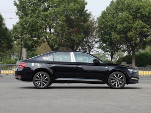 <span class=keywords><strong>Skoda</strong></span> <span class=keywords><strong>Superb</strong></span> 2025 TSI330 DSG Luxury Edition <span class=keywords><strong>Berlina</strong></span> Pneumatici R18 Turbo Automatica Nuova Euro VI Luci LED Tetto Apribile Interni Scuri Guida a Sinistra - Product Image 4