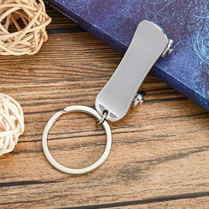 Porte-clés <span class=keywords><strong>de</strong></span> skateboard rouge vintage Porte-clés <span class=keywords><strong>de</strong></span> voiture suspendu en alliage durable avec logo personnalisé Idées cadeaux <span class=keywords><strong>de</strong></span> décoration facile et é<span class=keywords><strong>l</strong></span>égante - Product Image 4