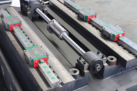 Centre d'usinage vertical CNC VMC1160 haute capacité avec refroidissement traversant du broche et base en fonte robuste pour composants métalliques en série