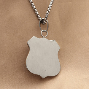 Collar con colgante de acero inoxidable con diseño de Route 66 de Yunnique, joyería de moda retro con diseño de señal de carretera para hombre - Product Image 2