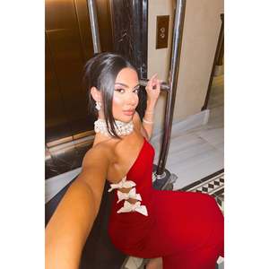 Robe de soirée de luxe en satin brodé avec détail de ruban rouge, sans bretelles, taille XS, longueur au sol, robe en satin à coupe A, paillettes - Product Image 4
