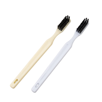Nouvelle conception, brosse à dents manuelle en plastique pour adultes avec poignée confortable, poils souples en PBT, protection des gencives, fournie par le fabricant