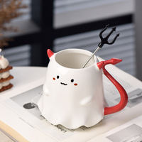 Mug en céramique mignon petit démon fantôme avec agitateur trident, tasse à café/thé sur le thème d'Halloween, passe au micro-ondes et au lave-vaisselle, adorable