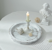 Plateau décoratif rond en bois blanc de style farmhouse, très apprécié, pour le salon, le cheminée et la salle de bain/spa