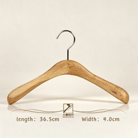 Cintre en bois massif couleur bois naturel classique pour présentation de vêtements