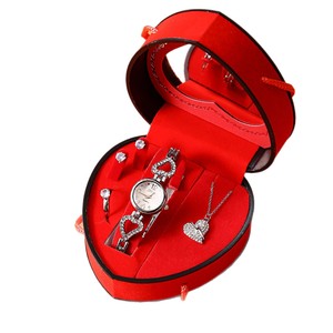 Set Regalo Moda per la Festa della Mamma: Orologio e Collana in Confezione a Forma di Cuore per Donne - Product Image 4