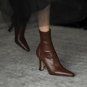 <span class=keywords><strong>Bottines</strong></span> en <span class=keywords><strong>cuir</strong></span> pour femmes noires de haute qualité avec bout pointu à talons hauts <span class=keywords><strong>Chelsea</strong></span> Bootie pour la saison d'automne - Product Image 5