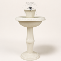 Fontaine sur piédestal classique blanche avec bassin à niveaux, pulvérisateur en forme de couronne, base ornée en relief et décoration aquatique pour jardin extérieur
