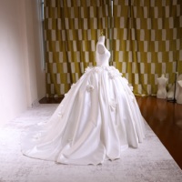 Robe de mariée de luxe en satin à col carré, robe de mariée taille plus, robe de bal, robe de mariée avec pétales de fleurs 3D
