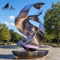 Grande sculpture d'extérieur moderne en acier inoxydable poli, anneau de Möbius, art métallique abstrait pour la décoration paysagère des places publiques