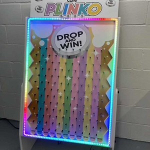 Juego de Plinko LED Retro Personalizable para Interiores, de Madera y Metal, con Ranura para Tarjetas de Sorteo, para Carnavales, Guarderías, Centros Comerciales y Locales de Bebidas - Product Image 1