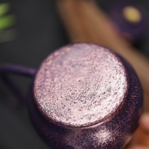 Tetera <span class=keywords><strong>de</strong></span> café <span class=keywords><strong>de</strong></span> cobre puro martillado morado <span class=keywords><strong>de</strong></span> lujo hecha a mano, con cuello <span class=keywords><strong>de</strong></span> cisne y envoltura <span class=keywords><strong>de</strong></span> cuero, para regalo <span class=keywords><strong>de</strong></span> barista - Product Image 5