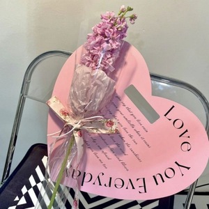 Vente en gros Boîte cadeau romantique avec cœur et fleur Boîtes rigides recyclables Conception de faveurs de style populaire Cérémonies Laminage mat Gaufrage - Product Image 1