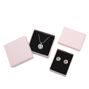 Caja de Joyería de Papel Rígido Rosa con Interior de Terciopelo Negro, Caja de Regalo Cuadrada para Collar y Pendientes, Caja de Empaque para Joyería con Logotipo Impreso Personalizado - Product Image 1