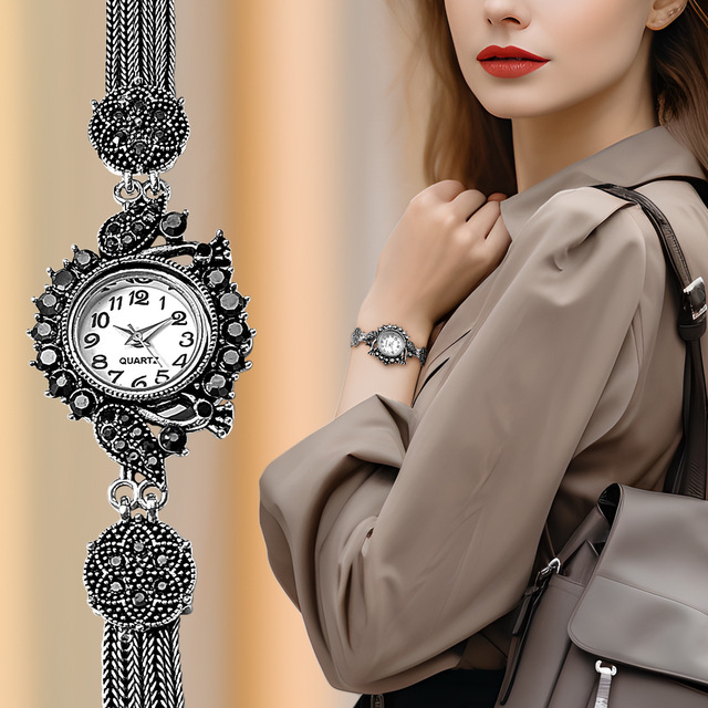 Retro Elegant Quartz Ladies Watch Hot Selling Black Swan Rhinestone Shape Silver Charm Alloy Case Glass Dial Without Box