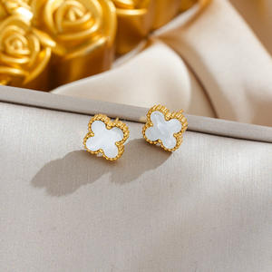 Boucles d'oreilles pour femmes sur Amazon en or 18 carats avec trèfle à quatre feuilles plaqué acier titane design élégant polyvalent en acier inoxydable - Product Image 6