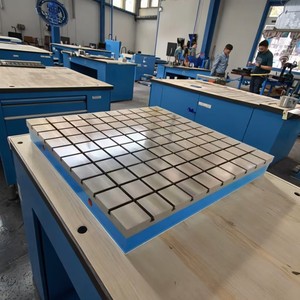 Mesa <span class=keywords><strong>de</strong></span> ensamblaje <span class=keywords><strong>de</strong></span> hierro fundido con ranura en T <span class=keywords><strong>de</strong></span> alta precisión, personalizada por fabricante chino, resistente al óxido, con plataforma <span class=keywords><strong>de</strong></span> ranura en forma <span class=keywords><strong>de</strong></span> T - Product Image 2