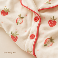Ours en peluche de 40 cm avec pyjama assorti à imprimé fraises pour fille, vêtements de poupée personnalisés OEM ODM en matériau PU