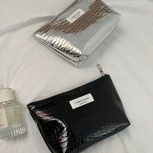 กระเป๋าเครื่องสำอางลายจระเข้สีเงินเมทัลลิคเย็บฉลากเกรดสูง8นิ้ว12นิ้ว - Product Image 5