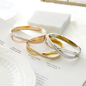 Bracelets plaqués or 18 carats en acier inoxydable, bracelets ouverts élégants et bon marché, plaques de nom personnalisées, bracelets personnalisés - Product Image 2