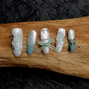 <span class=keywords><strong>Faux</strong></span> ongles autocollants style sirène avec dégradé turquoise, chaînes de cristaux et accents papillons - Product Image 4