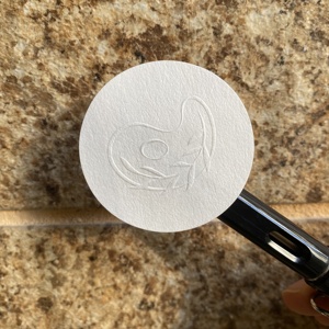 Autocollants adhésifs en papier texturé mat gaufré 3D personnalisés étiquettes de scellement de boîte découpées à l'emporte-pièce Papier d'art en vinyle Couleur de logo de marque personnalisée - Product Image 1