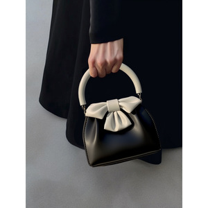 Sac à main plissé élégant pour femme, collection Printemps/Été 2025, motif logo décontracté, blocs de couleur, nœud, pour le quotidien et les soirées, avec chaînes chics - Product Image 5