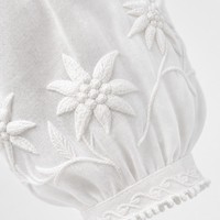 Robe Midi Femme Style Alpin Personnalisée en Voile de Coton 160 GSM avec Col Carré, Manches Bouffantes et Broderie Suisse Edelweiss – Vente en Gros