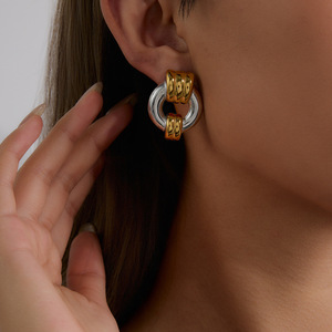 Boucles d'oreilles clous géométriques modernes en acier inoxydable color-block pour femme, bijoux fantaisie avec motif linéaire - Product Image 2